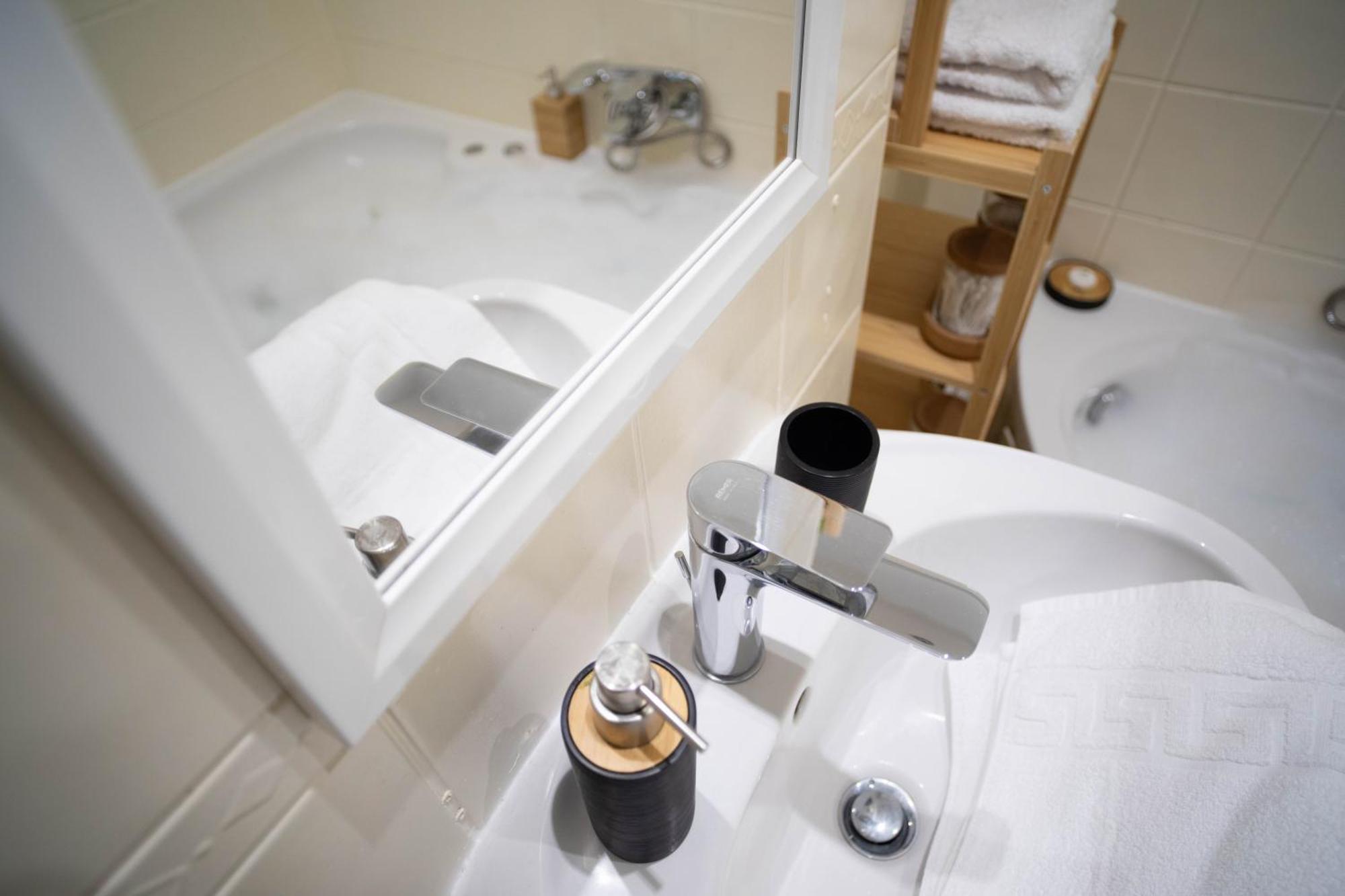 Bird Nest 2 Room Apartment Букурещ Екстериор снимка
